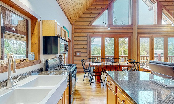 Christina Lake Cabina | Spacious cabin with fireplace, full kitchen, gas grill, patio, balcony, & W/D