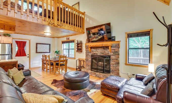Blairsville Cabina | Spacious Cabin w/ Furnished Deck + Hot Tub!
