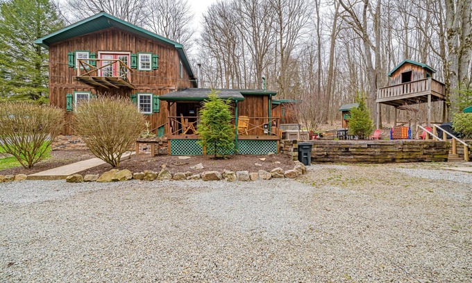 Jefferson Township Cabina | Spacious Cabin w/ Hot Tub 3Bed, 2 bath