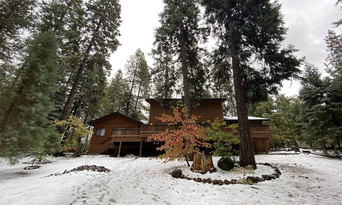 Altaville Cabina | Spacious cabin with AC, private lake, hot tub, movie room