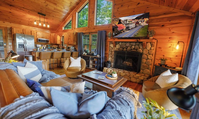 Necowa Cove Cabina | Spacious Cabin with Fire Pit, Hot Tub & Game Room!