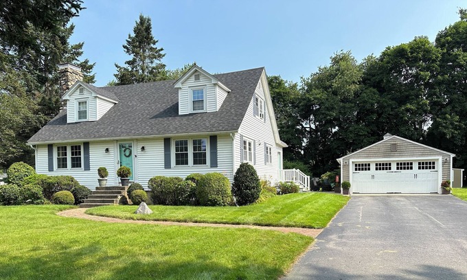 Rye Casa | Spacious Cape style home in Rye, New Hampshire.