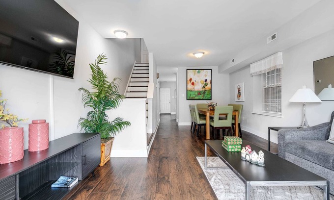 Richmond Casa | Spacious Carytown Home: 6BR, Free Parking!
