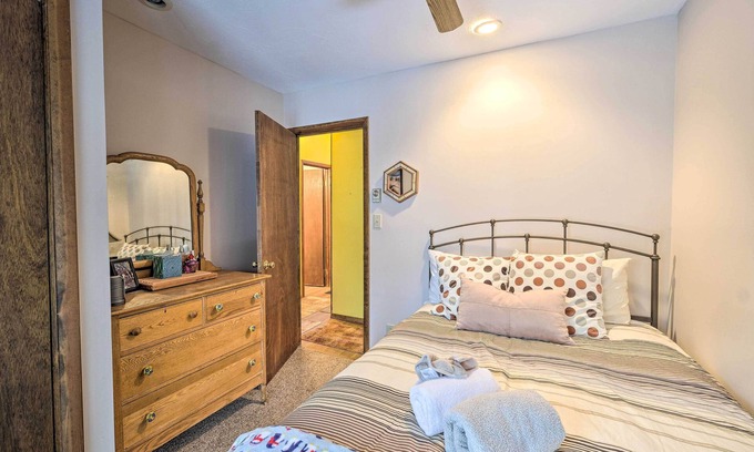 Maplecrest Cabina | Spacious Catskill Mountains ski cabin with fire pit