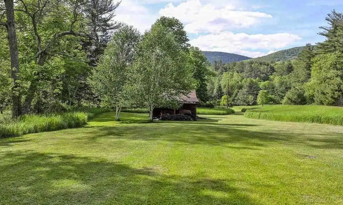 West Kill Cabina | Spacious Catskills Cabin w/Stream Near Hiking, Biking & Skiing