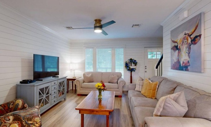 College Station Apartamento | Central Charm ~ Aggieland Vacation Rentals