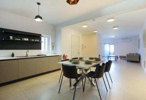 Pembroke Apartamento | Spacious & Central 3BD Apartment with Front Balcony - Close to Sliema, St Julians, Valletta