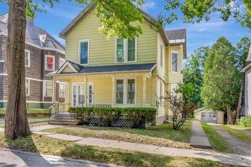 East Haven  Rutland County Casa | Spacious Central 4BR, Ski & Bike