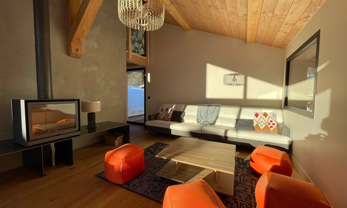 Les Tines Chalet De Esquí | Spacious chalet with jacuzzi, pets allowed and private parking