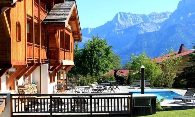 Sallanches Chalet De Esquí | Un acogedor chalet frente al Mont Blanc!