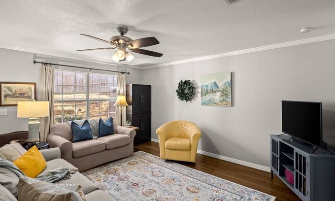 Fayetteville Casa | Spacious Charm: Duplex Haven in Fayetteville