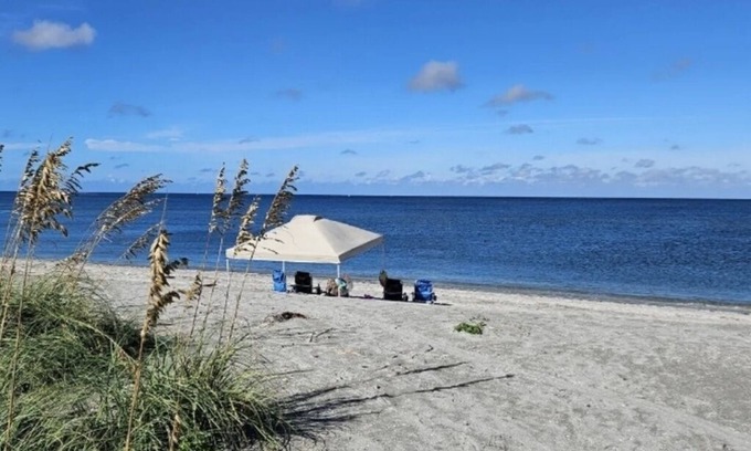 Golden Beach Condominio | Spacious Charming 2-bedroom Condo in Venice with Private Beach Access