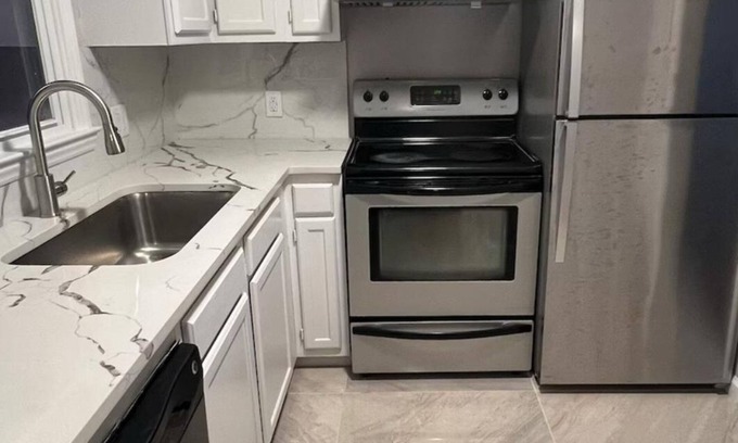 Burlington Casa | Spacious Charming 3-bedroom house with WiFi and AC in Burlington