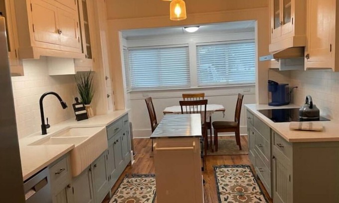Burlington Casa | Spacious charming farmhouse - dedicated office