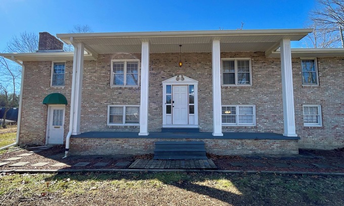 Bloomingdale Casa | Spacious, Charming & Serene Family Haven ~ Parking