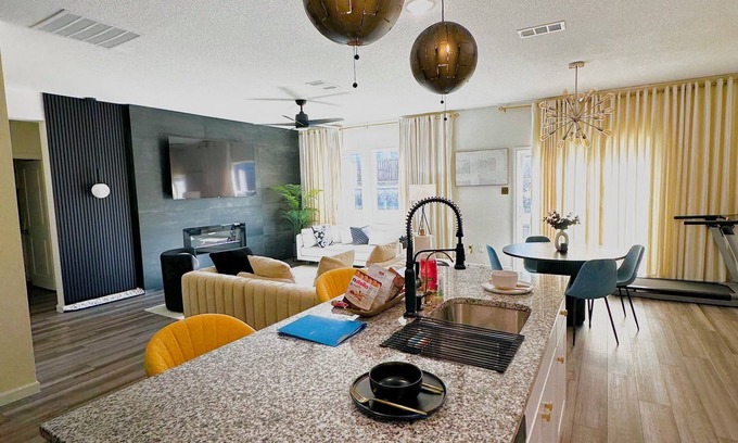 Glenn Heights Casa | Spacious Charming 4 Bedroom Elegant Luxe Escape Home in Glenn Heights.