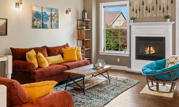 Four Corners Casa | Spacious & Chic - Close to Downtown Hot springs Big Sky Nature