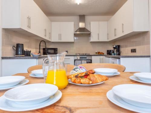 Donnington Casa | Spacious City House in Telford Pass the Keys