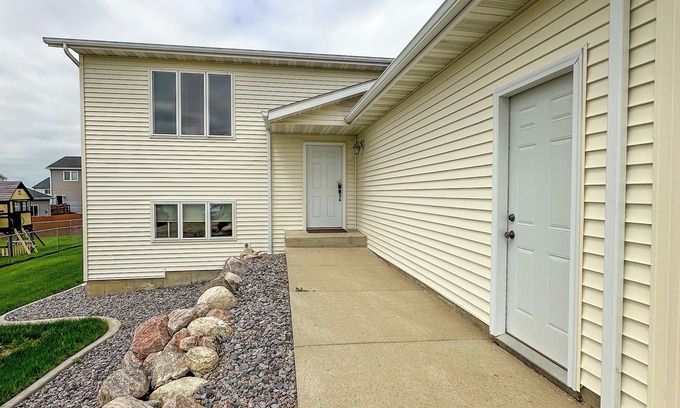 Mandan Casa | Spacious/Clean 4 Bedroom 2 Bathroom Home away from Home.
