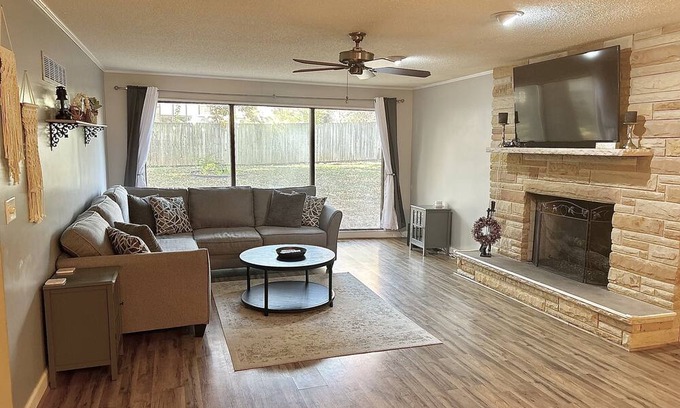 Springfield Casa | Spacious, Clean and Centrally located home- 5 mins from downtown, shopping/food!