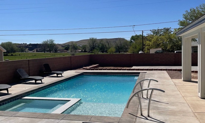 La Verkin Casa | Spacious, Clean & FUN Retreat Near Zion NP! - Private Pool & Pickleball Court!!!