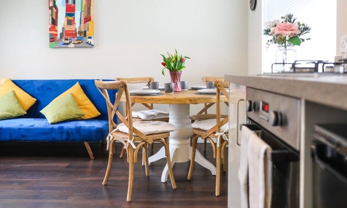 Wheatley Casa | Spacious 1 bed house, sleeps 3, free parking 2cars