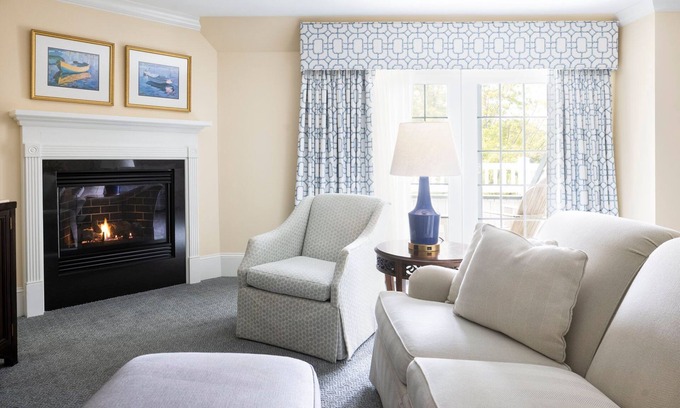 South Rehoboth Apartamento | Spacious Club Suite | Fireplace & Kitchenette