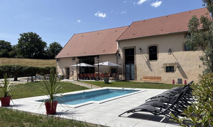 Louroux-Hodement Cabaña | Amplia casa rural en Auvernia con piscina privada para 8 personas