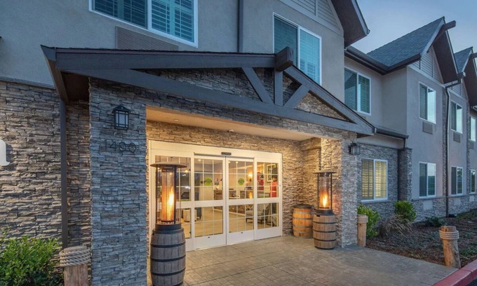 Half Moon Bay Casa | Spacious Coastal Retreat at Aristocrat Hotel - Free Parking and Breakfast!