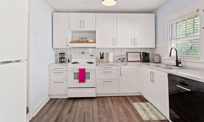 Kansas City Casa | Spacious & Comfy Home! Plaza/UMKC/Rockhurst University