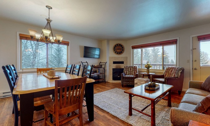 Jackson Condominio | Spacious condo near downtown Jackson with furnished deck, mtn views & grill