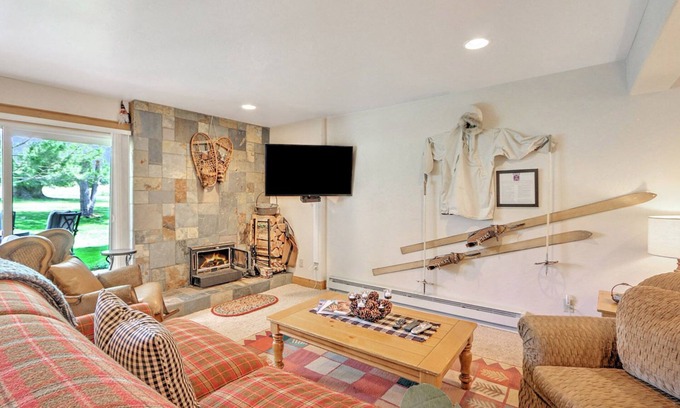 Carbondale Condominio | Spacious Condo on Golf Course w/Fireplace, Firepit, Patio and 2 Fishing Badges!