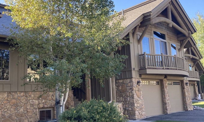 Gallatin Gateway Condominio | Spacious Condo on Golf Course & Creek w/hot tub