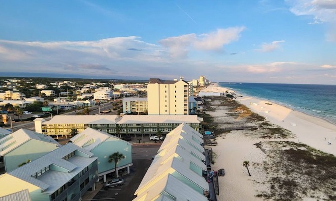 Gulf Shores Complejo | Spacious condo on the beach in Gulf Shores, AL!