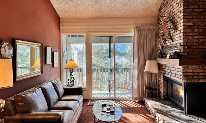 Mammoth Lakes Cabina | Spacious condo w/ large loft , Minutes from Canyon Lodge & Village