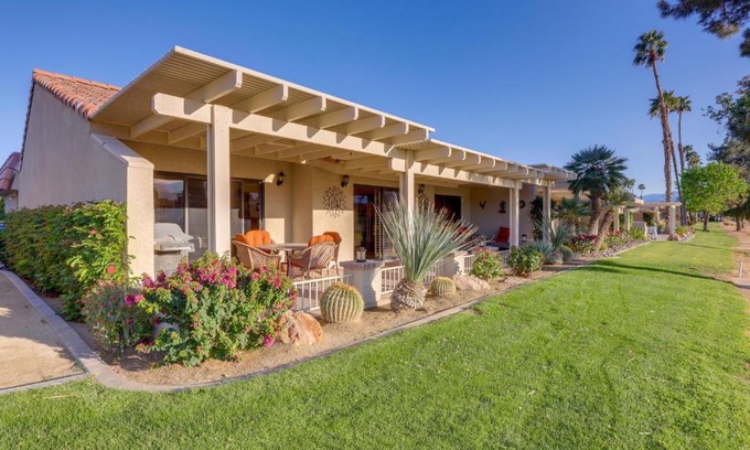Palm Desert Apartamento | Spacious Condo with Mtn Views in Palm Desert!