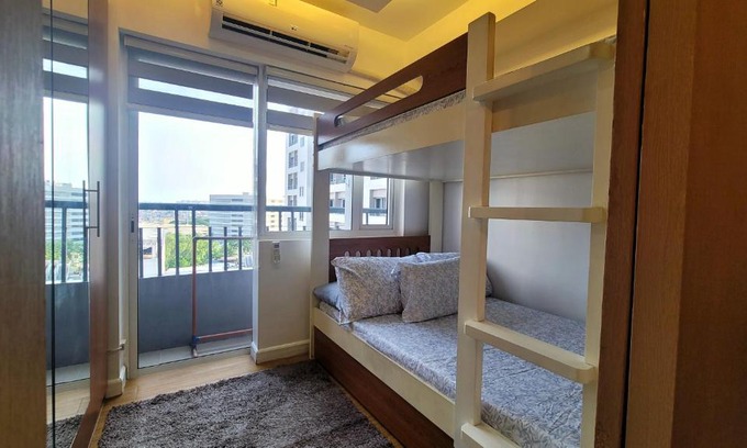Ususan Apartamento | Spacious condo with pool view at Grace Residences, near BGC