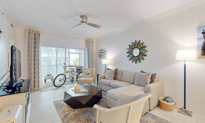 Redevelopment Area Condominio | ¡NUEVO LISTADO! Amplio condominio con piscina compartida, jacuzzi y restaurante / bar en el lugar