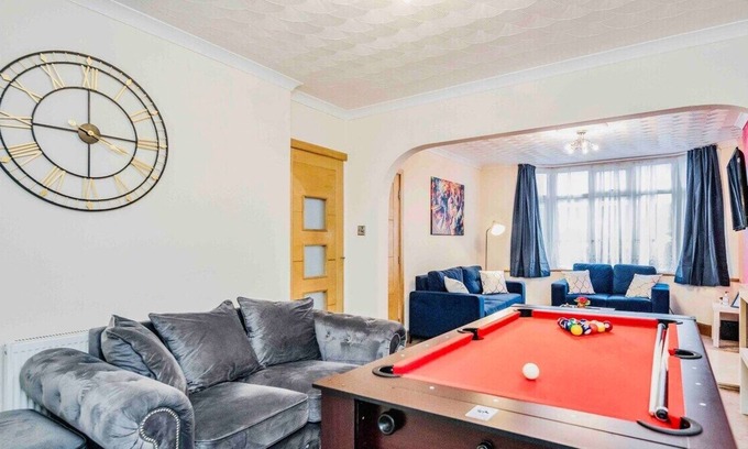 Luton Casa | Spacious 6 Bed, 3 Bath House. Sleeps 11- Free Parking, Wifi & Pool Table.