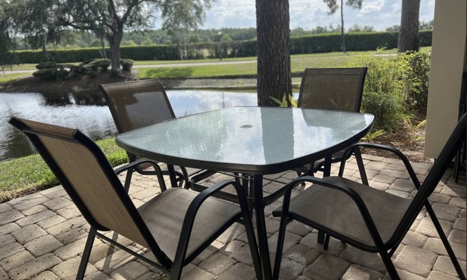Wesley Chapel Condominio | Spacious Corner Unit – 3BR Ground-Floor Condo w/ 2 Patios, Smart TVs & Scenic Pond Views