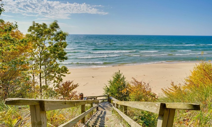 Muskegon Cabaña | Spacious Cottage on Lake Michigan: Stunning Views!