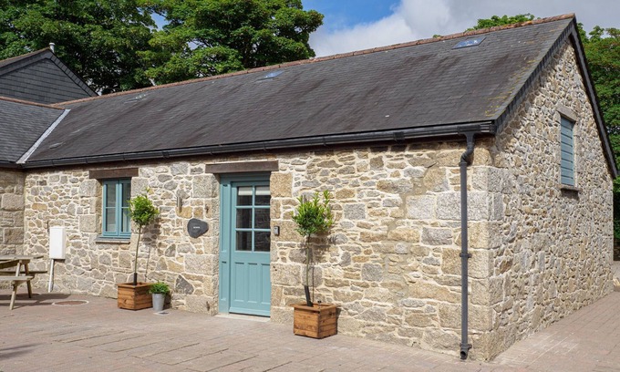Falmouth Cabaña | Spacious cottage, sleeps 6, shared pool/hot tub nr Falmouth/Helford River