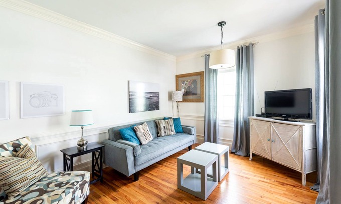 Beach Institute Apartamento | Amplia cabaña con cama King y patio de Lucky Savannah.