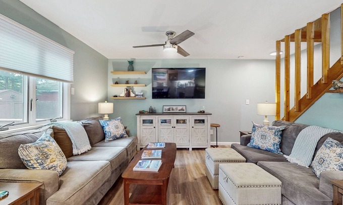Gloversville Cabaña | Spacious cottage with deck, kayaks, private beach - in ADK Park