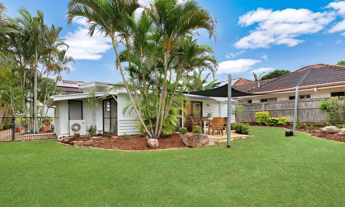 Sherwood Cabaña | Spacious cottage with large fenced yard. Private access / pets welcome / air con