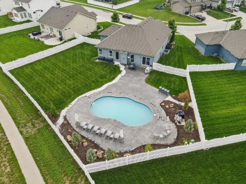 Papillion Casa | Spacious Country Farmhouse Retreat, Sleeps 16, Pool, Movie Room