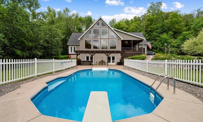 Franklin Springs Casa | Spacious Country Retreat with Game Room & Hot Tub