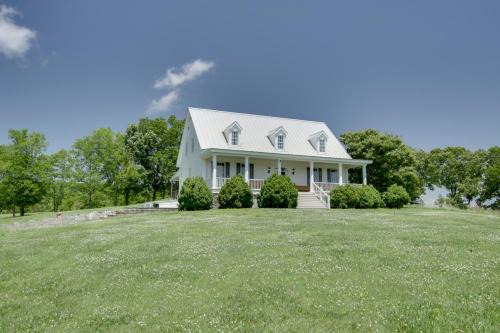 Lauderdale County Casa | Spacious Countryside Getaway in Lexington with Deck!