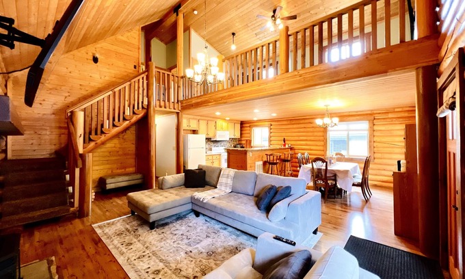 June Lake Cabina | Spacious & cozy 4 bedroom cabin w/ mountain views