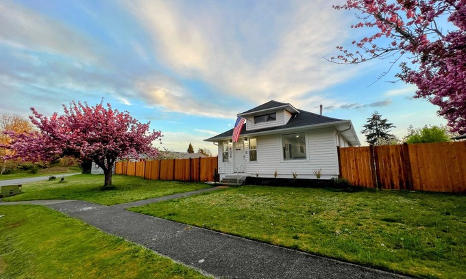 Dupont Casa | ⭐️Spacious & Cozy 4BR/2BTH, 3 Min to JBLM, Huge Yard⭐️